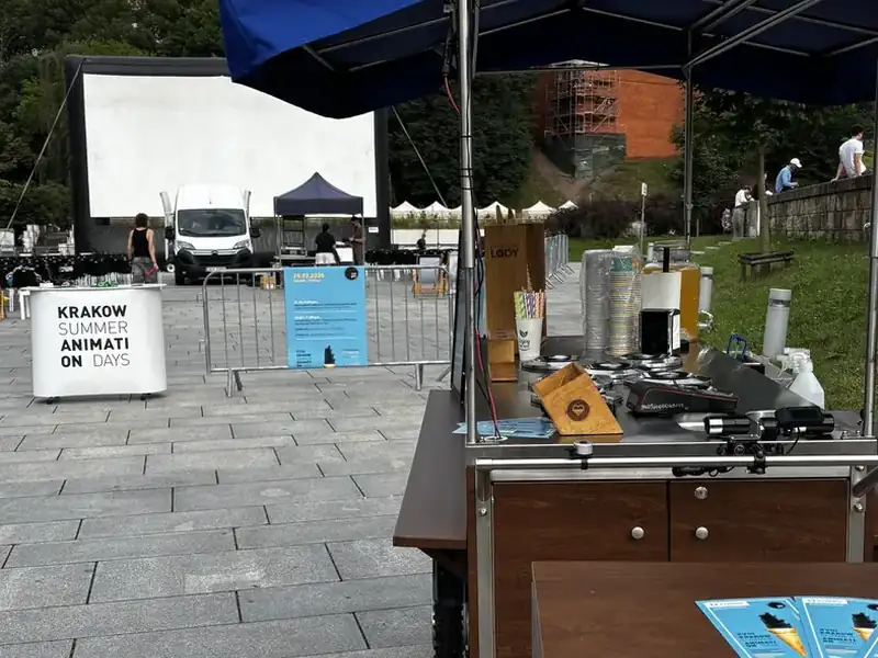 Mobilna budka z lodami na festiwalu Krakow Summer Animation Days pod Wawelem