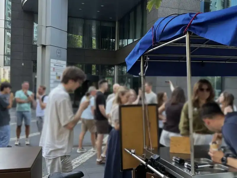 Kolejka po lody rzemieślnicze przy mobilnej lodziarni podczas imprezy firmowej w Krakowie