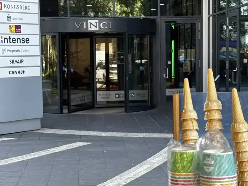 Wafle i eko kubeczki na blacie mobilnej budki z lodami podczas eventu firmowego w Krakowie