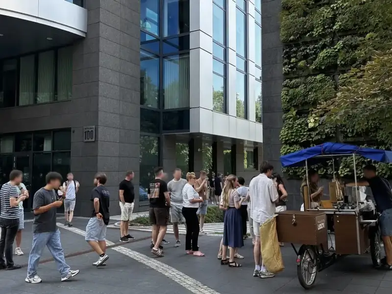 Mobilna budka z lodami przed biurowcem w Krakowie — kolejka pracowników po lody rzemieślnicze podczas eventu firmowego